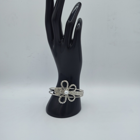 .925 Silver Rhinestone With Faux Pearl Flower Bangle Bracelet❗❗5/$25❗❗ - Picture 2 of 6